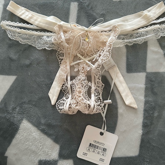 CHARLOTTA
IVORY THONG XS - Picture 15 of 16